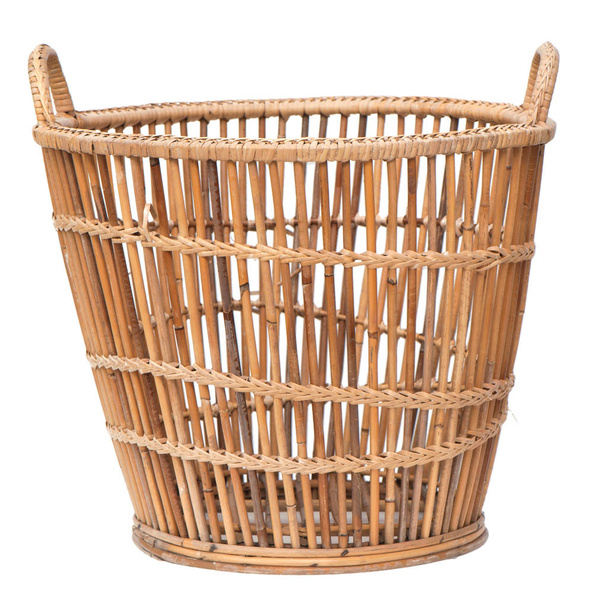 cesta de vime vazio isolado está no fundo branco
 - Foto, Imagem