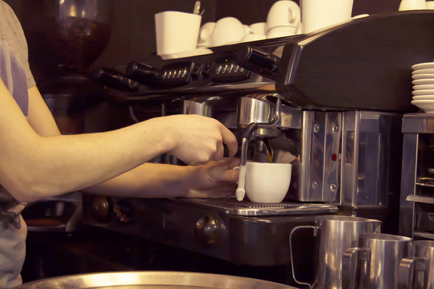 pincér készül egy kávét a bárban - Fotó, kép
