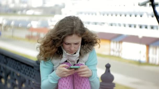 Frau entspannt sich im Hafen mit Kreuzfahrtschiffen im Hintergrund - Filmmaterial, Video