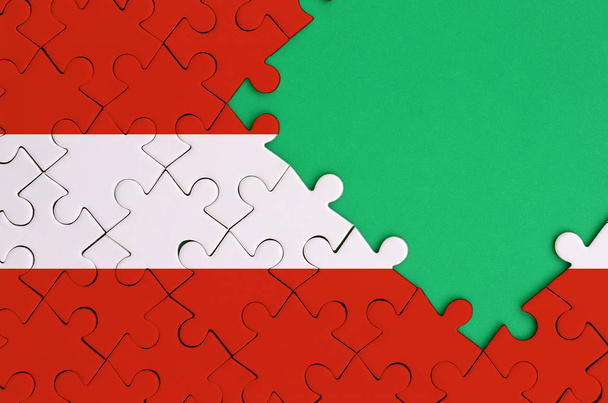 Bandeira da Áustria é representado em um quebra-cabeça completo com espaço livre cópia verde no lado direito
. - Foto, Imagem