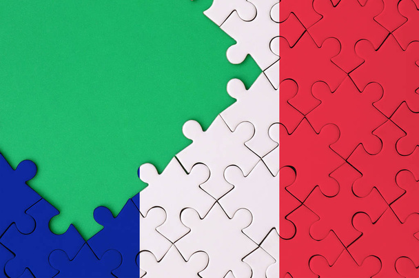 Bandera de Francia se representa en un rompecabezas completado con espacio libre copia verde en el lado izquierdo
. - Foto, Imagen