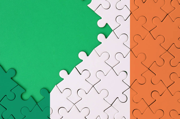 Flaga Irlandii jest przedstawiany na wypełniony puzzli z bezpłatną kopię zielonej przestrzeni po lewej stronie. - Zdjęcie, obraz