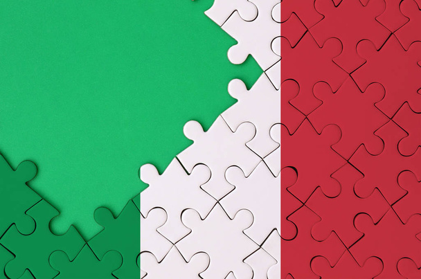 Olaszország zászló ábrázolja a kész puzzle ingyenes zöld példányt tér bal oldalán. - Fotó, kép