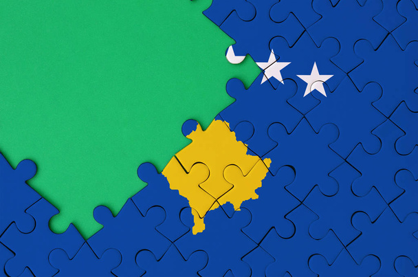 Bandeira do Kosovo é representado em um quebra-cabeça completo com espaço livre cópia verde no lado esquerdo
. - Foto, Imagem