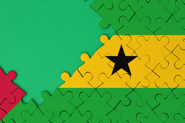 São Tomé e Príncipe bandeira é representado em um quebra-cabeça completo com espaço livre cópia verde no lado esquerdo
. - Foto, Imagem