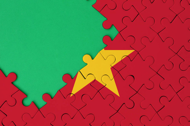 Bandeira do Vietnã é representado em um quebra-cabeça completo com espaço livre cópia verde no lado esquerdo
. - Foto, Imagem