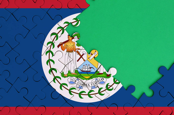 Bandeira de Belize é representado em um quebra-cabeça completo com espaço livre cópia verde no lado direito
. - Foto, Imagem