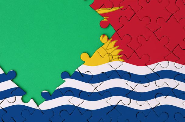 Bandeira Kiribati é representado em um quebra-cabeça completo com espaço livre cópia verde no lado esquerdo
. - Foto, Imagem