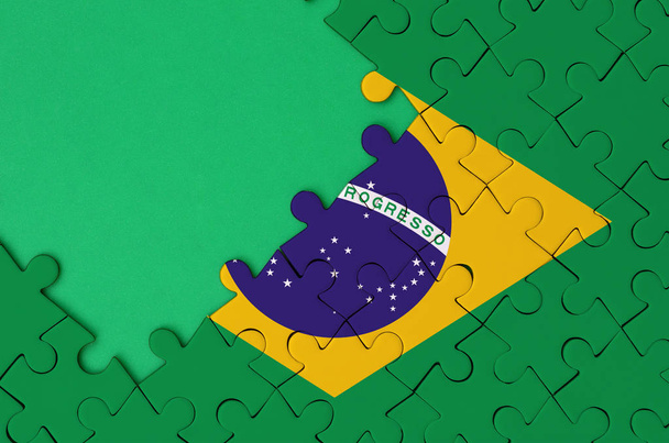 Brazília zászló ábrázolja a kész puzzle ingyenes zöld példányt tér bal oldalán. - Fotó, kép