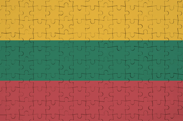 Le drapeau de Lituanie est représenté sur un puzzle plié
 - Photo, image