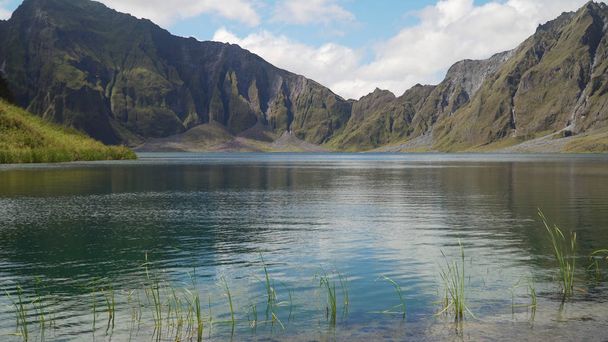 Кратер озера Пінатубо, Філіппіни, Лусон. - Фото, зображення