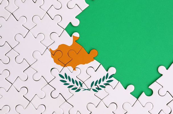 Bandeira de Chipre é representado em um quebra-cabeça completo com espaço livre cópia verde no lado direito
. - Foto, Imagem