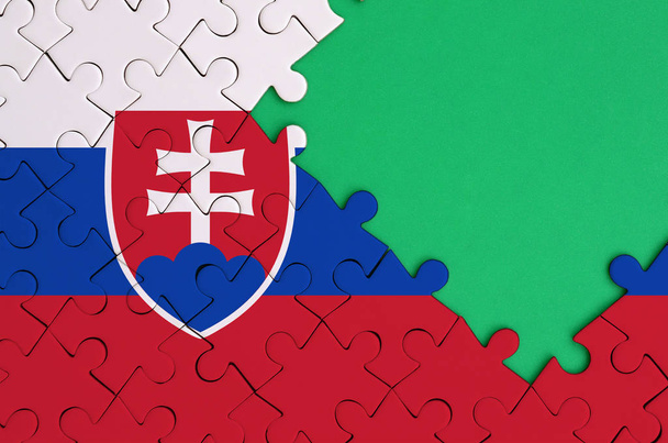 Bandeira da Eslováquia é representado em um quebra-cabeça completo com espaço livre cópia verde no lado direito
. - Foto, Imagem