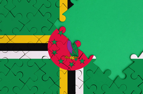 Vlajky Dominika je zobrazen na dokončené skládačka s bezplatnou zelenou kopii prostoru na pravé straně. - Fotografie, Obrázek