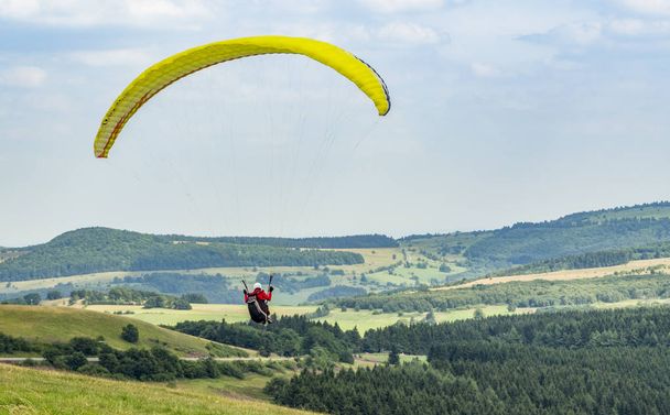 Parachutespringen sport in de natuur - Foto, afbeelding