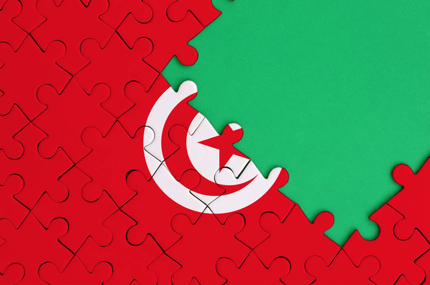 Tunus bayrağı tamamlanmış bir jigsaw bulmaca ücretsiz yeşil kopya alanı sağ tarafında ile tasvir edilir. - Fotoğraf, Görsel
