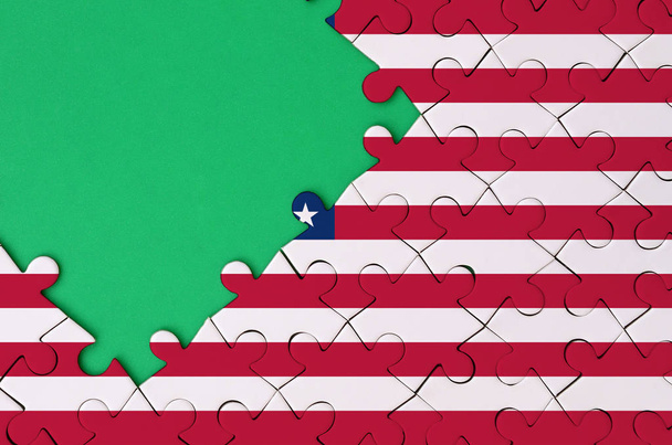 A bandeira dos Estados Unidos da América é retratada em um quebra-cabeça completo com espaço livre de cópia verde no lado esquerdo
. - Foto, Imagem