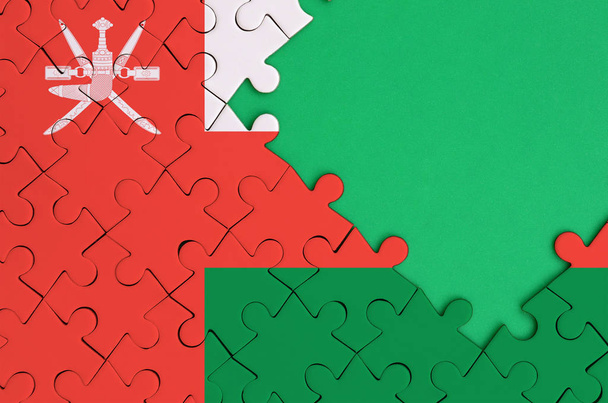 Bandeira de Omã é representado em um quebra-cabeça completo com espaço livre cópia verde no lado direito
. - Foto, Imagem