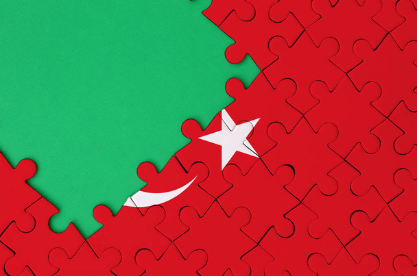 Flaga Turcja jest przedstawiany na wypełniony puzzli z bezpłatny egzemplarz zielonej przestrzeni po lewej stronie. - Zdjęcie, obraz