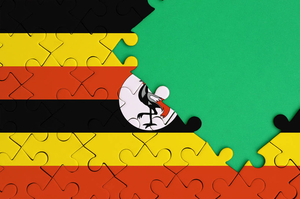 Bandeira de Uganda é representado em um quebra-cabeça completo com espaço livre cópia verde no lado direito
. - Foto, Imagem