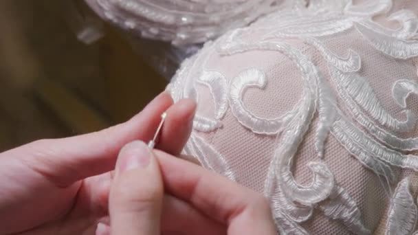 Detail korálky a flitry, jehlu a nit, vyšít vzorek. Zařízení pro šití elegantní svatební šaty. Ručně vyrobené - Záběry, video