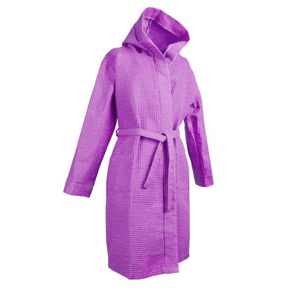 Длинный фиолетовый тисненый халат с ремнем, рукавом, карманами, талией и капюшоном на белом фоне
 - Фото, изображение