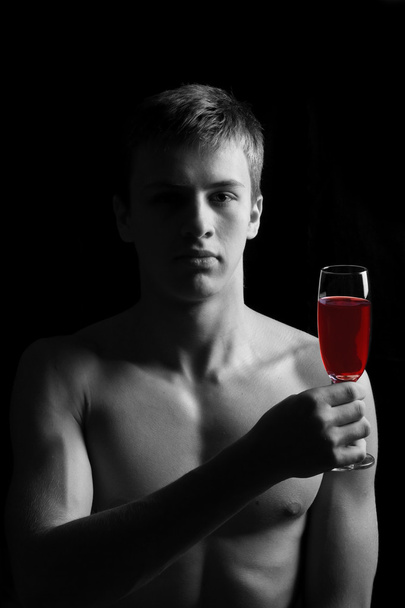 junger Mann mit nacktem Oberkörper und einem Glas Rotwein - Foto, Bild