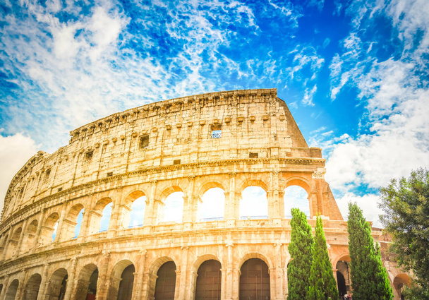 Coliseu ao pôr do sol em Roma, Itália
 - Foto, Imagem