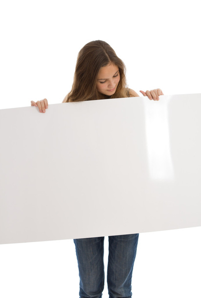 młoda dziewczyna trzymając transparent biały - Zdjęcie, obraz