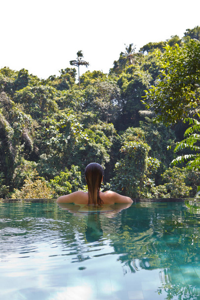 girl in the tropic jungle pool - Foto, Imagem