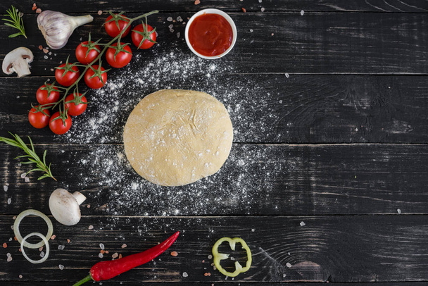 Hamur ve üretime pizza sebze hazırlanması. Ahşap arka plan üzerinde pizza üretimi için malzemeler - Fotoğraf, Görsel