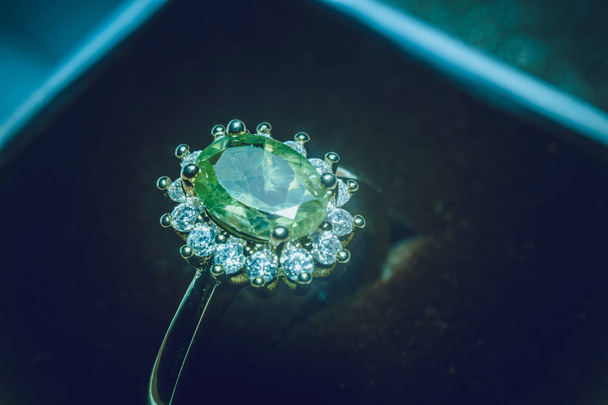 Precioso anillo dorado con piedra verde oliva, peridoto natural
. - Foto, Imagen