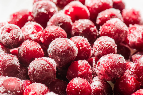 Fagyasztott cseresznye gyümölcs borítja jég - Fotó, kép