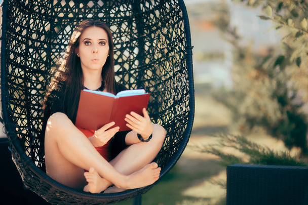 Summer Girl leyendo una novela al aire libre en la silla del nido
 - Foto, Imagen