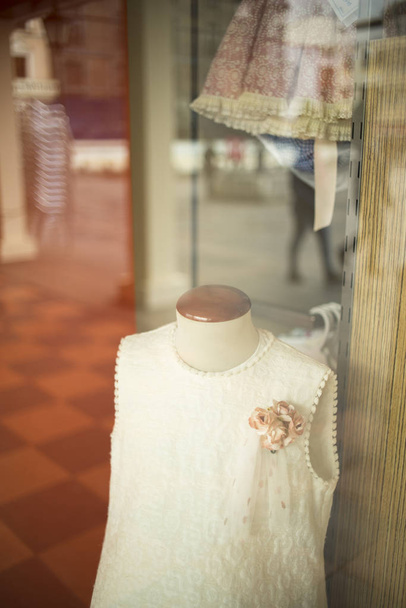 Παιδική ένδυση μόδας κατάστημα παράθυρο παιδική κατάστημα mannquins ανδρείκελα τα παιδιά φορούν μοντέρνα ρούχα μοντέρνα. - Φωτογραφία, εικόνα