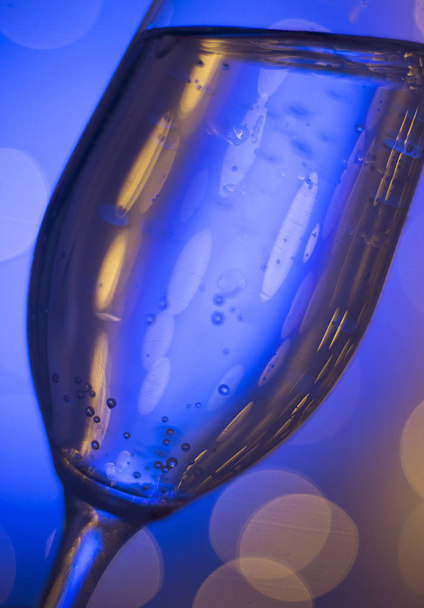 後ろにライトを持つスペイン、イビサの結婚式中にディスコ パーティー バーにプロセッコの cava のシャンパン、スパーク リング ワイン グラス. - 写真・画像
