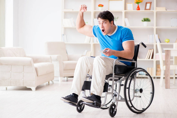 Behinderter schaut Sport im Fernsehen - Foto, Bild
