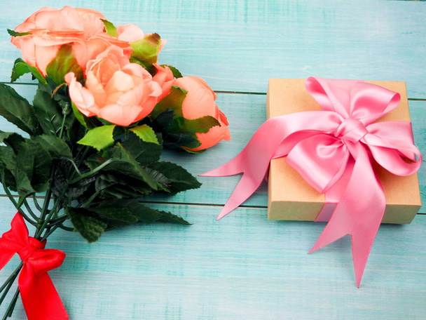 κουτί δώρου με ροζ φιόγκο, φωτεινό, γιορτή, χώρος - Φωτογραφία, εικόνα