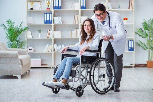 Пациент с ограниченными возможностями на инвалидной коляске посещает врача для регулярной проверки - Фото, изображение