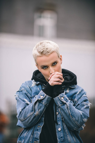Portrait of young beautiful woman with short hairs - Influencer posing for a fashion advertising campaign - Foto, afbeelding