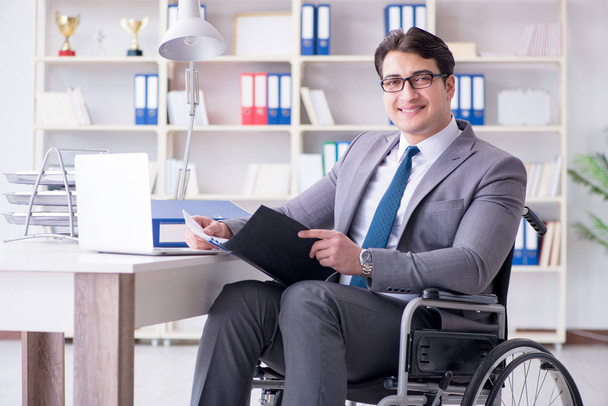 事務所で働く障害者のビジネスマン - 写真・画像