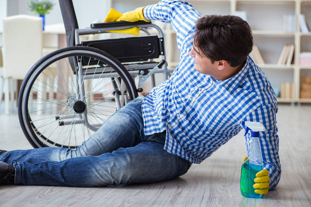 車椅子で家を掃除する障害者 - 写真・画像