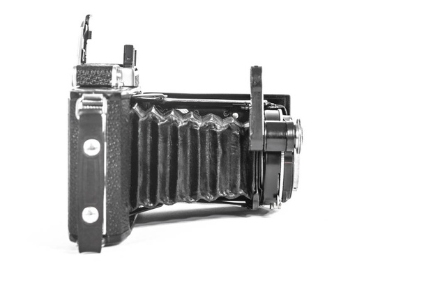 Caméra antique avec un objectif accordéon isoler
 - Photo, image
