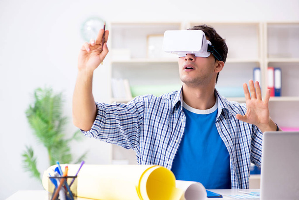 Νέος σχεδιαστής με γυαλιά εικονικής πραγματικότητας VR - Φωτογραφία, εικόνα