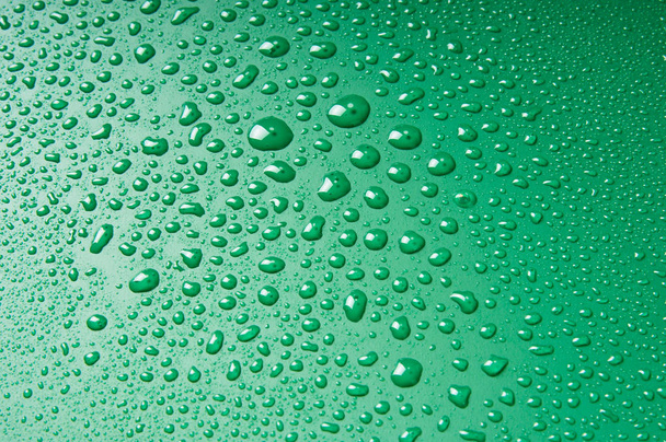 Wassertropfen, verschiedene Größen auf grünem Hintergrund - Foto, Bild