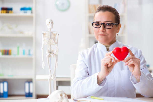 Cardiologista com coração vermelho no conceito médico - Foto, Imagem
