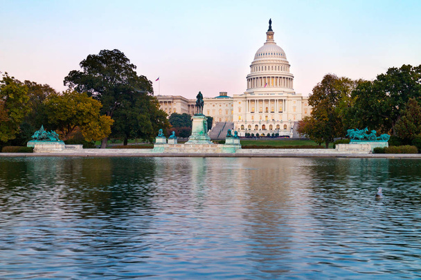 Az Egyesült Államok Kapitóliuma épülete, az alkonyat fényvisszaverő medencéjéből nézve. Washington DC, Amerikai Egyesült Államok. - Fotó, kép