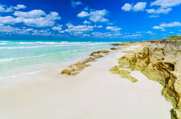 splendida vista paesaggio naturale di Santa Maria isola cubana, spiaggia tropicale, splendida invitante vista mozzafiato con sfondo profondo cielo blu scuro sulla soleggiata bella giornata estiva
 - Foto, immagini