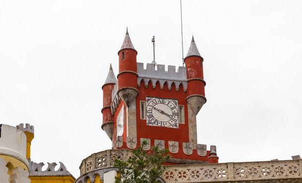 Detail der Außenfassade des Pena Nationalpalastes, berühmtes Wahrzeichen, in Sintra, Portugal - Foto, Bild