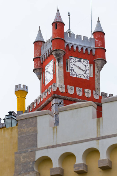 Detail der Außenfassade des Pena Nationalpalastes, berühmtes Wahrzeichen, in Sintra, Portugal - Foto, Bild